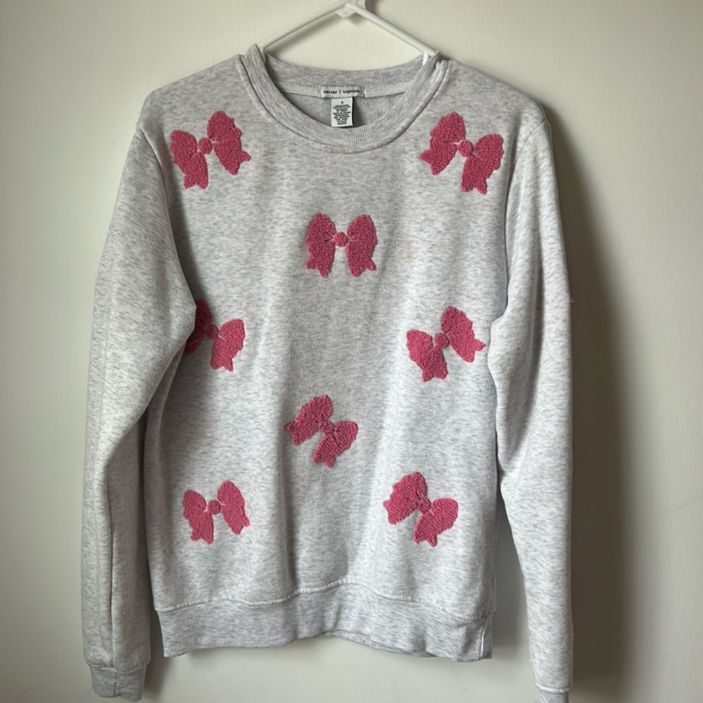 TEXTURED VIRAL COQUETTE BOW SWEATSHIRT!!  Worn ONCE! front and back.